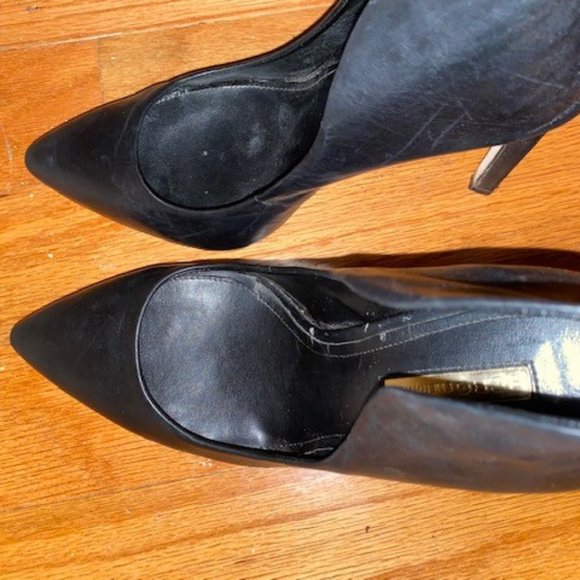 BCBG Black Leather Gold Zipper Heeled Pumps Size 9 - Picture 6 of 8